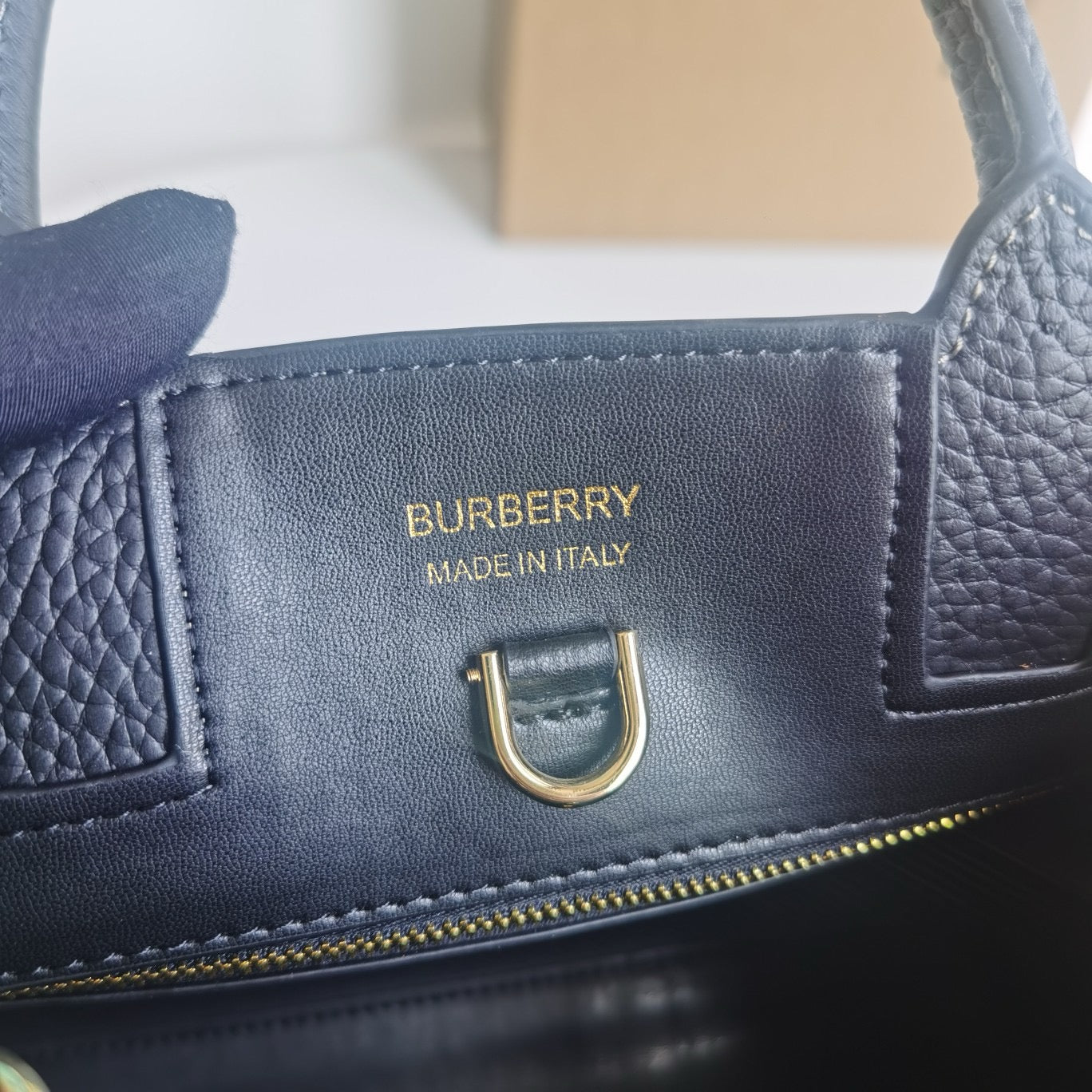 Braune und schwarze Tasche