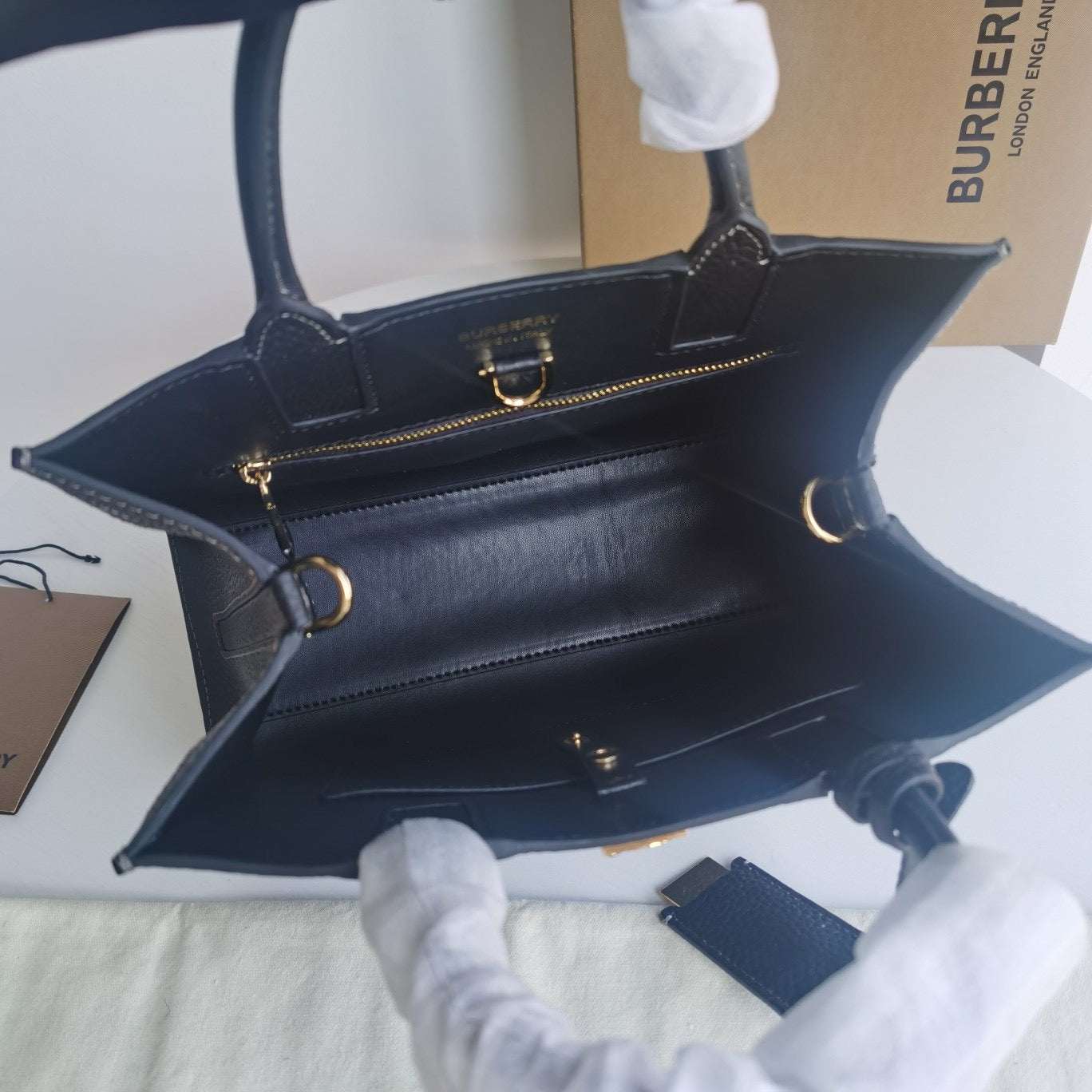 Braune und schwarze Tasche