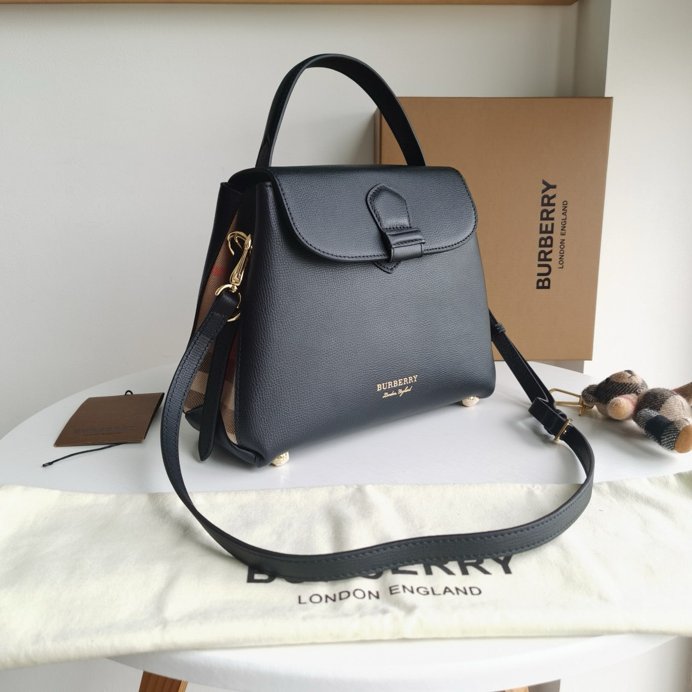 Schwarze, rote und graue Tasche
