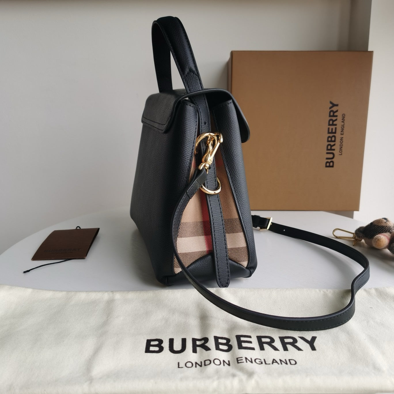 Schwarze, rote und graue Tasche