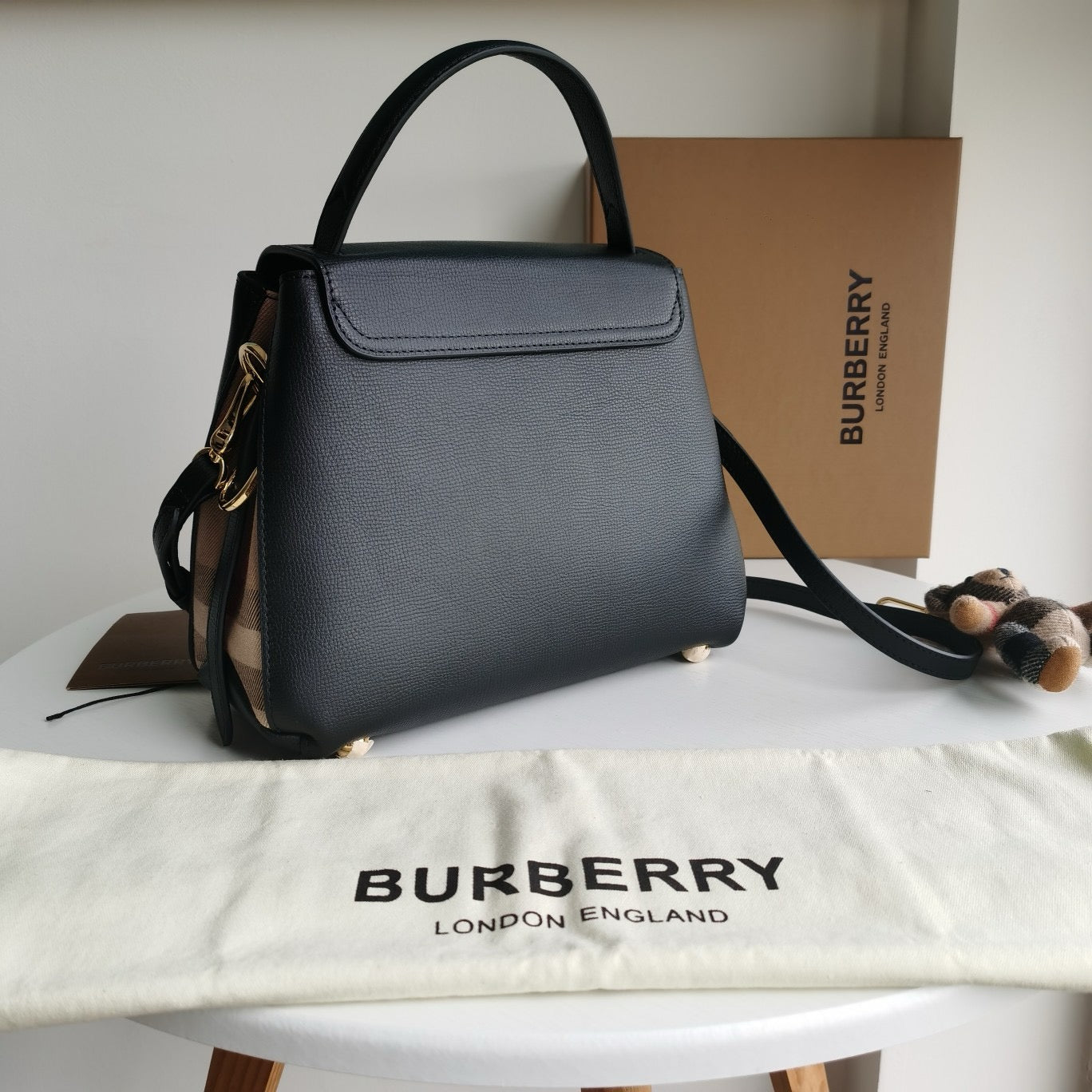 Schwarze, rote und graue Tasche