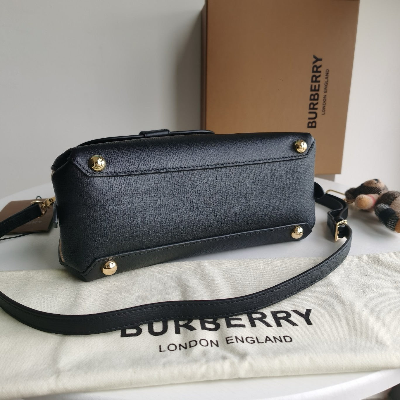 Schwarze, rote und graue Tasche