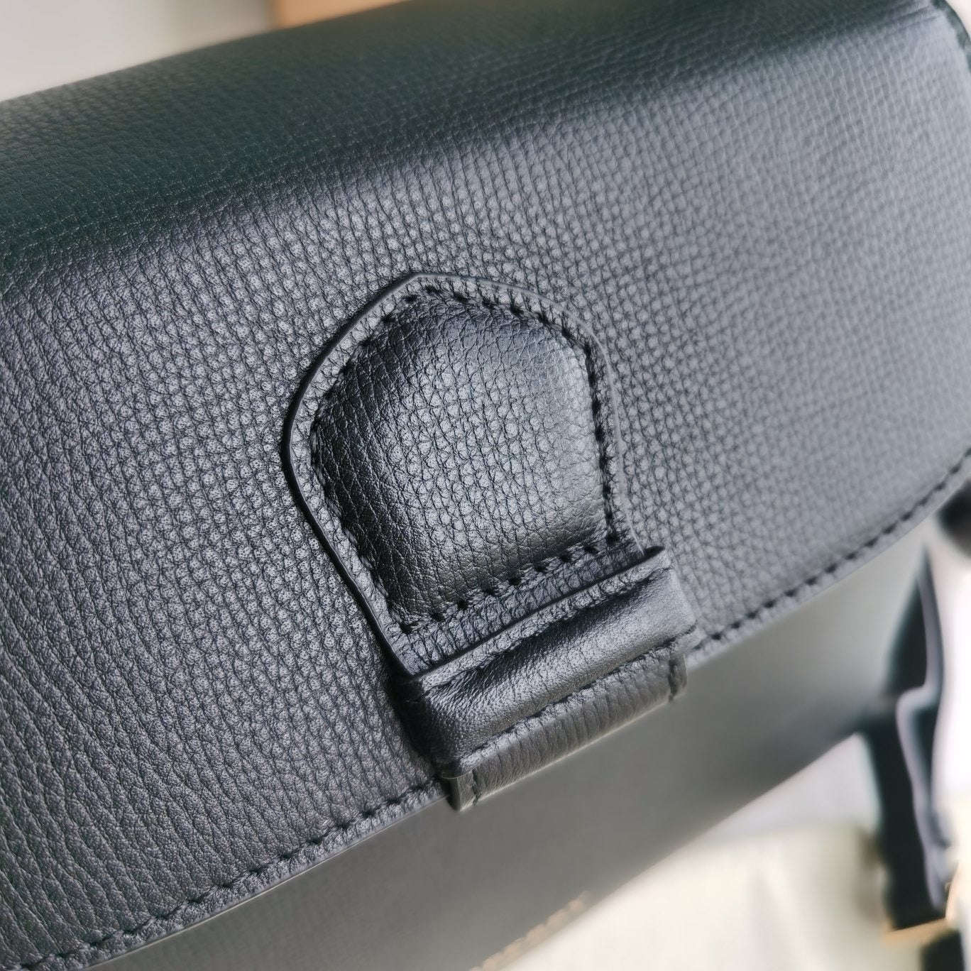 Schwarze, rote und graue Tasche