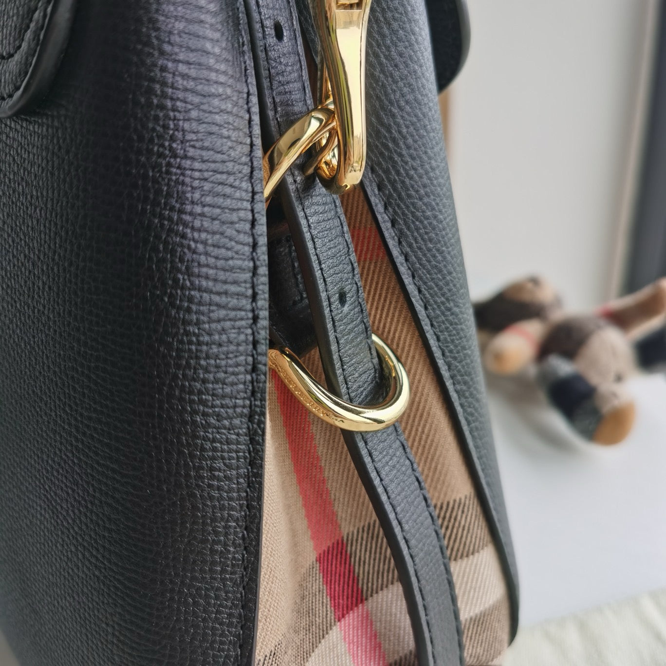 Schwarze, rote und graue Tasche