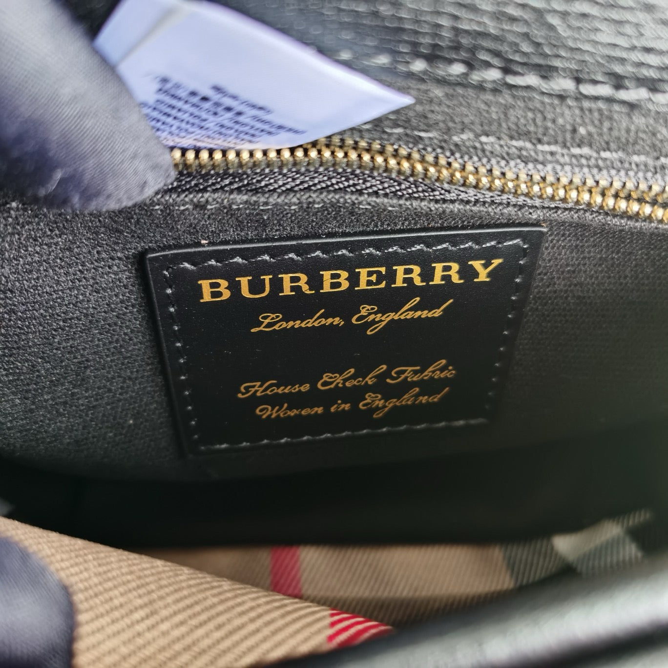 Schwarze, rote und graue Tasche