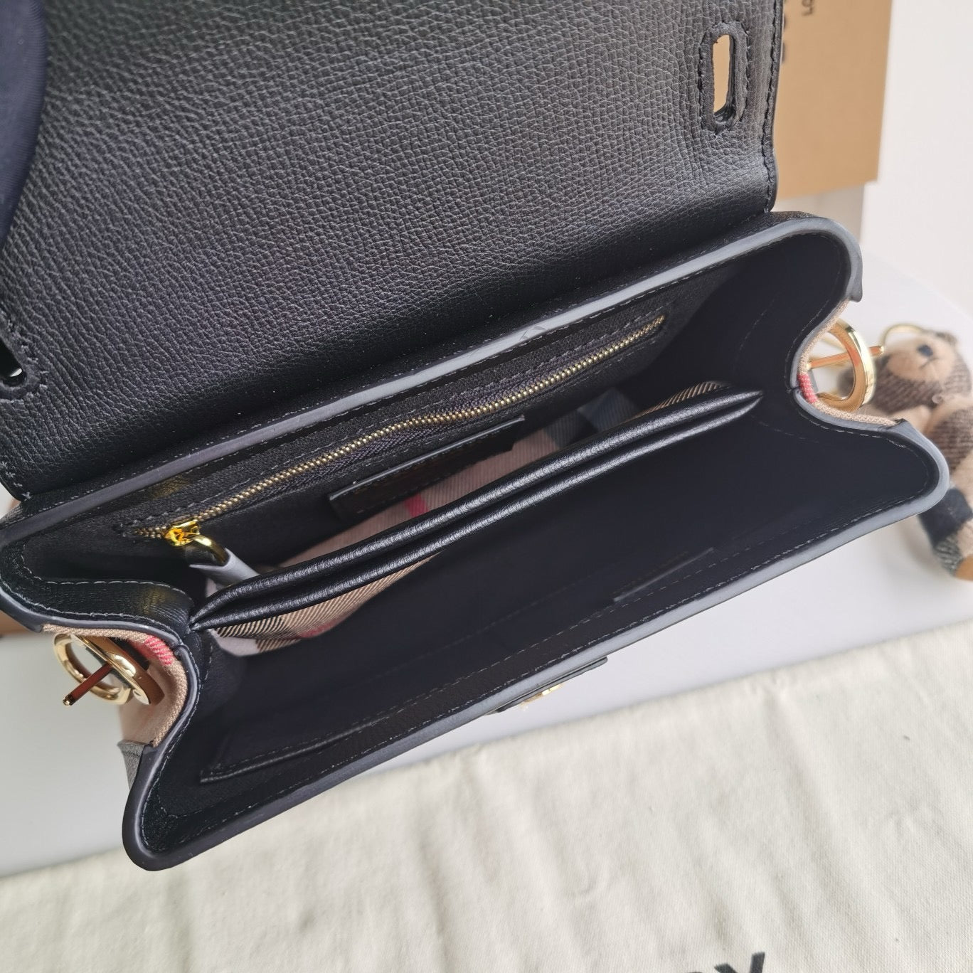 حقيبة باللون الأسود والأحمر والرمادي