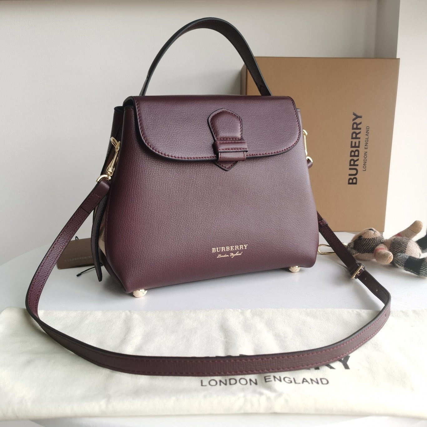Schwarze, rote und graue Tasche