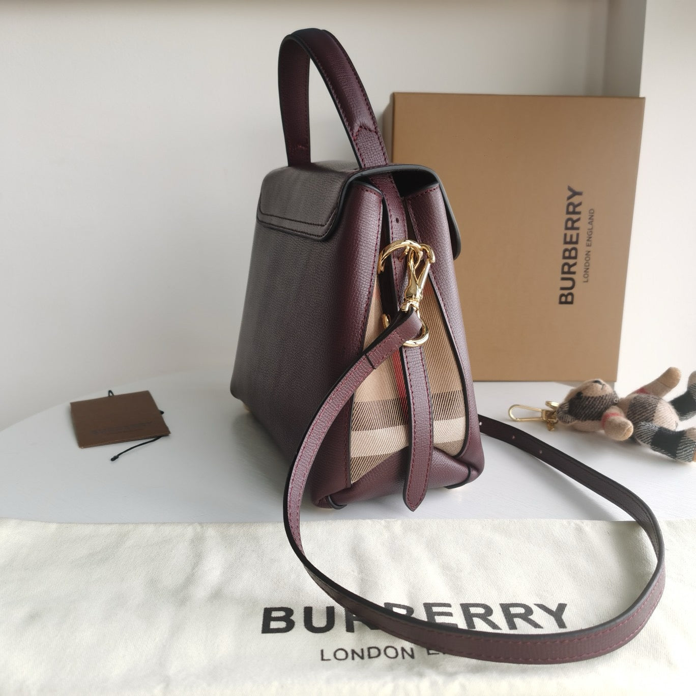 حقيبة باللون الأسود والأحمر والرمادي