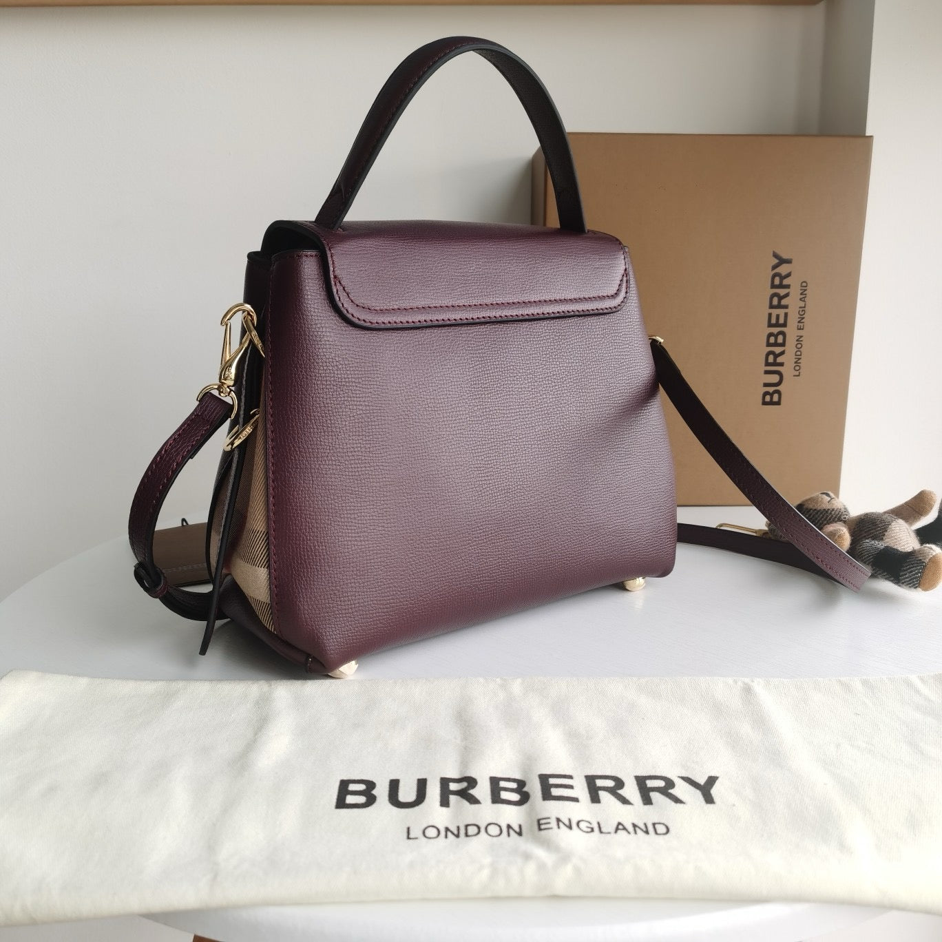 حقيبة باللون الأسود والأحمر والرمادي