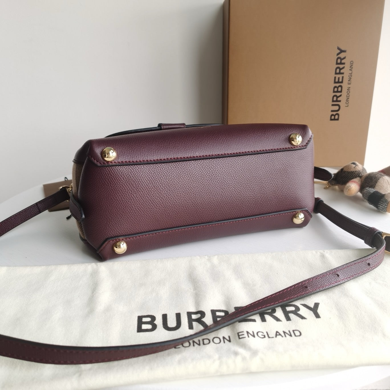 Schwarze, rote und graue Tasche