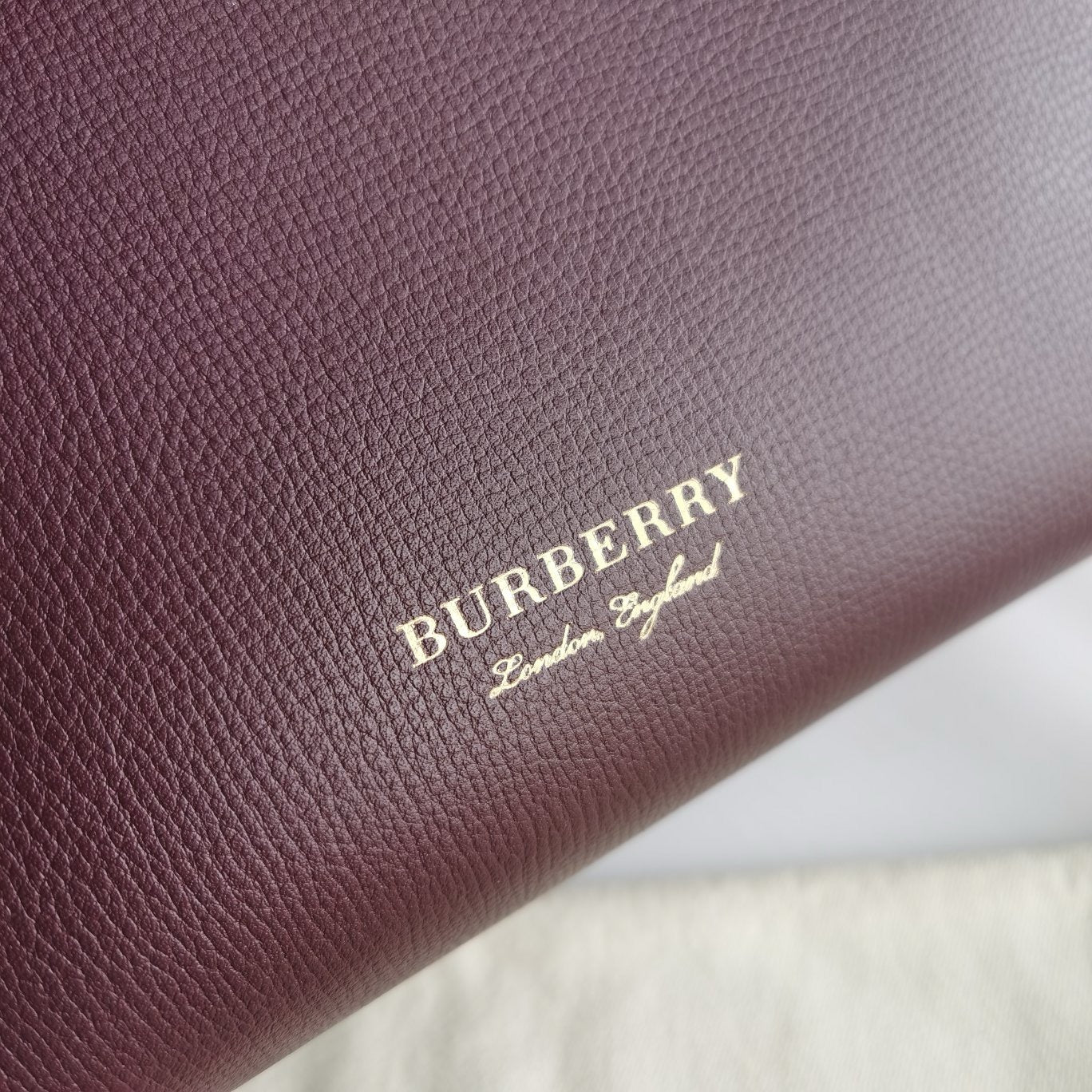 Schwarze, rote und graue Tasche