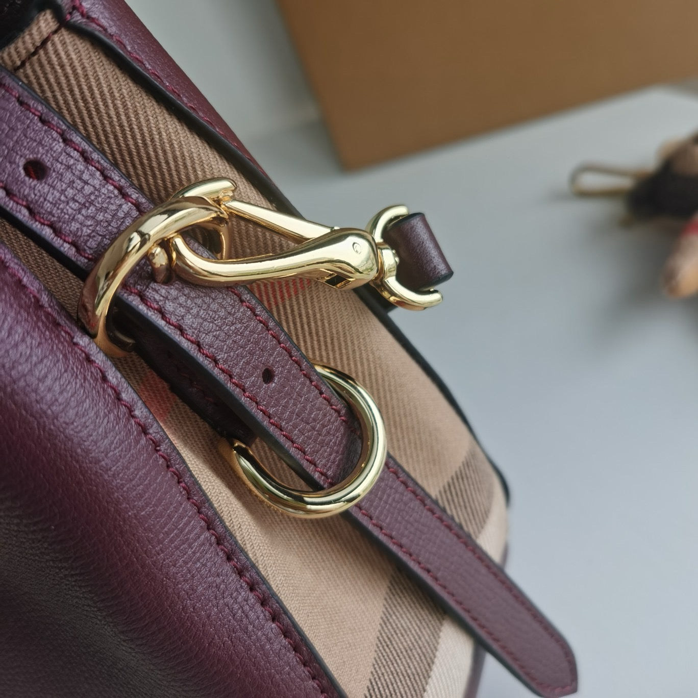 Schwarze, rote und graue Tasche