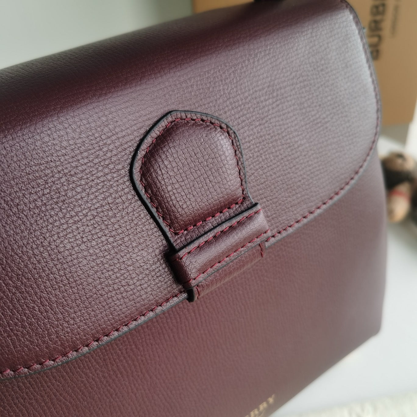Schwarze, rote und graue Tasche