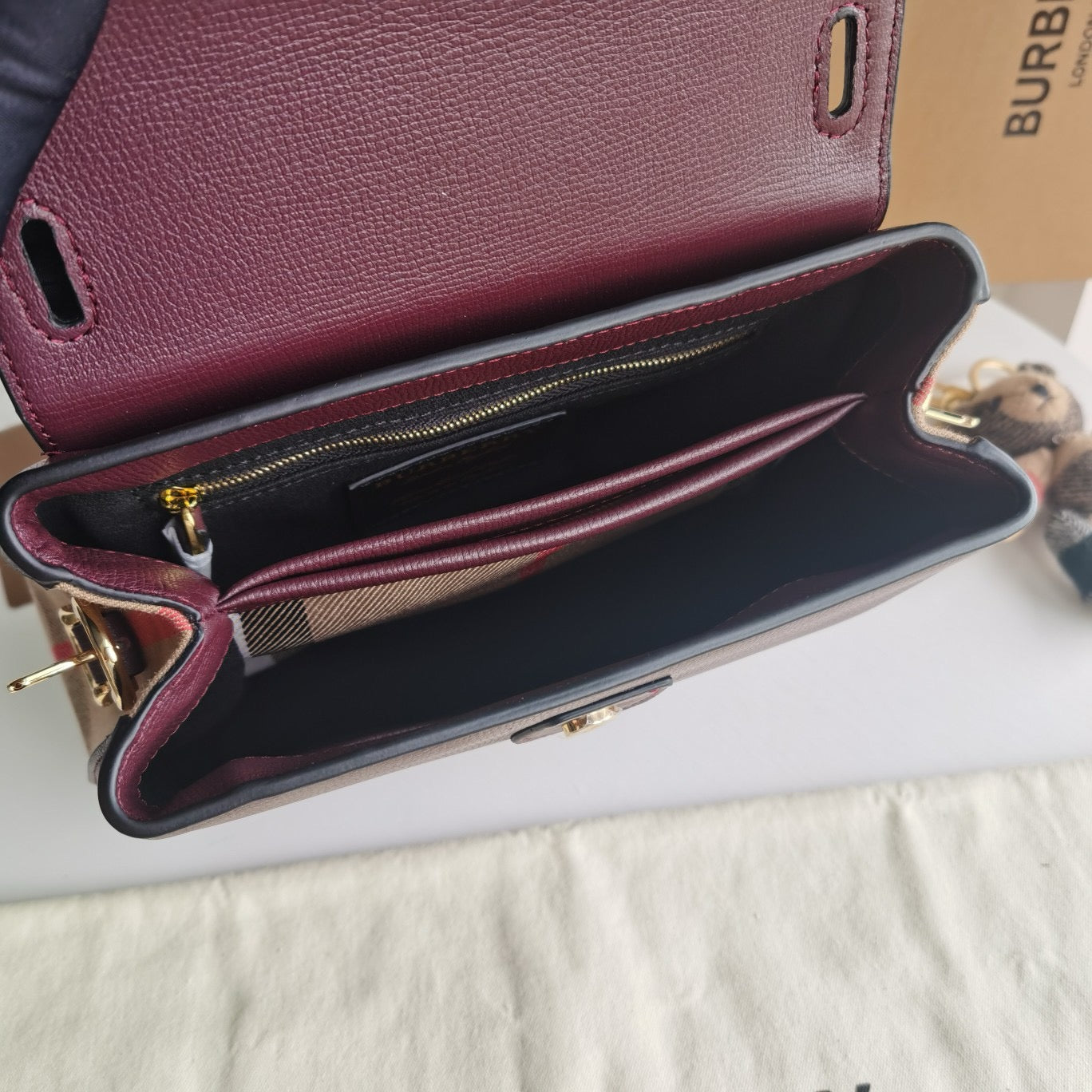 حقيبة باللون الأسود والأحمر والرمادي