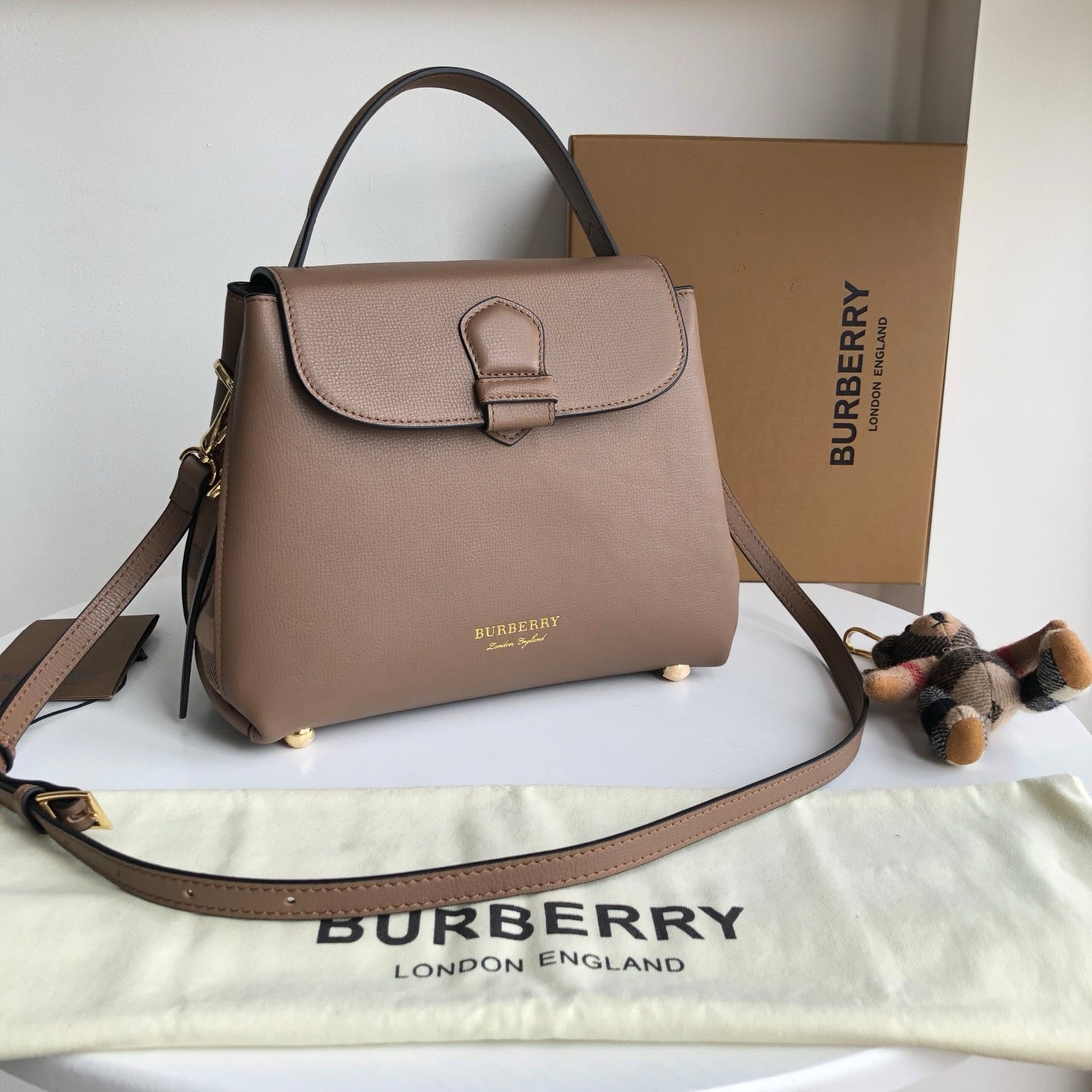 Schwarze, rote und graue Tasche