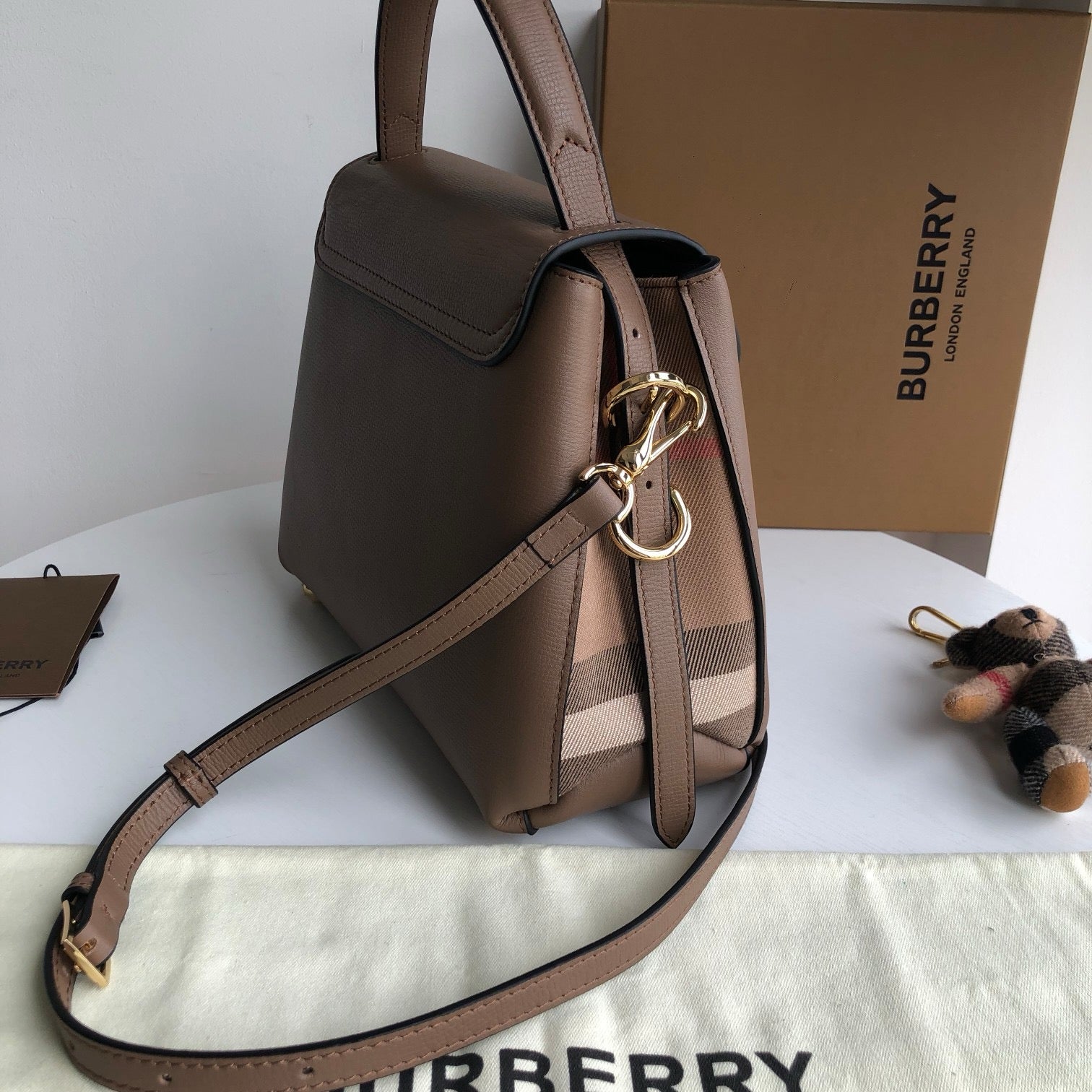 Schwarze, rote und graue Tasche