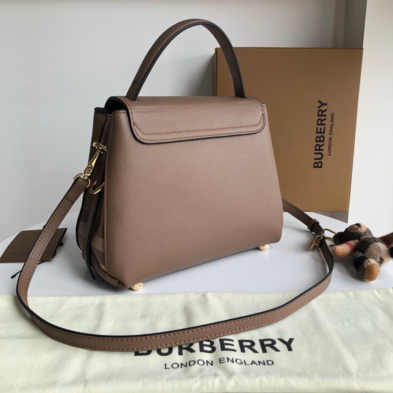 Schwarze, rote und graue Tasche