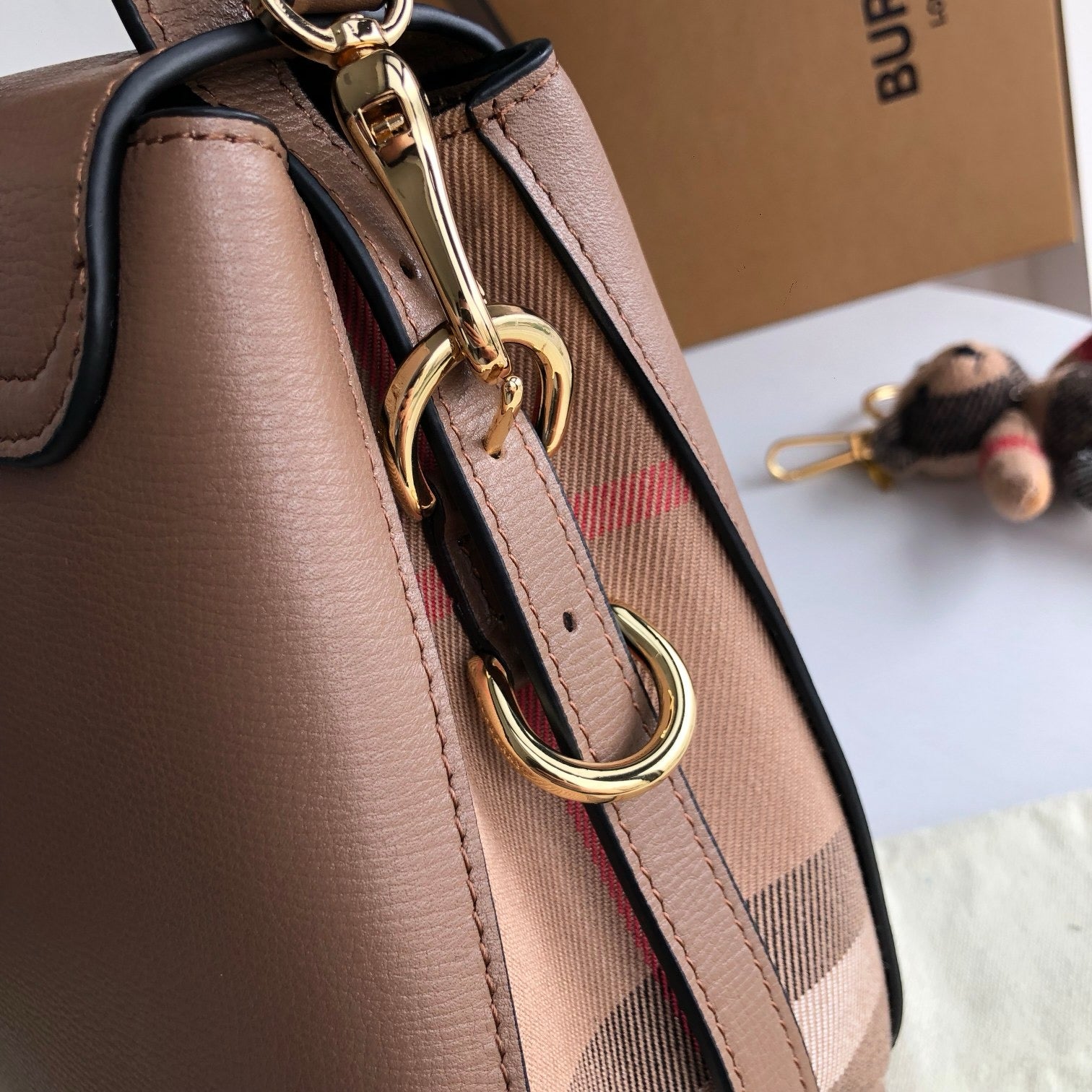 Schwarze, rote und graue Tasche