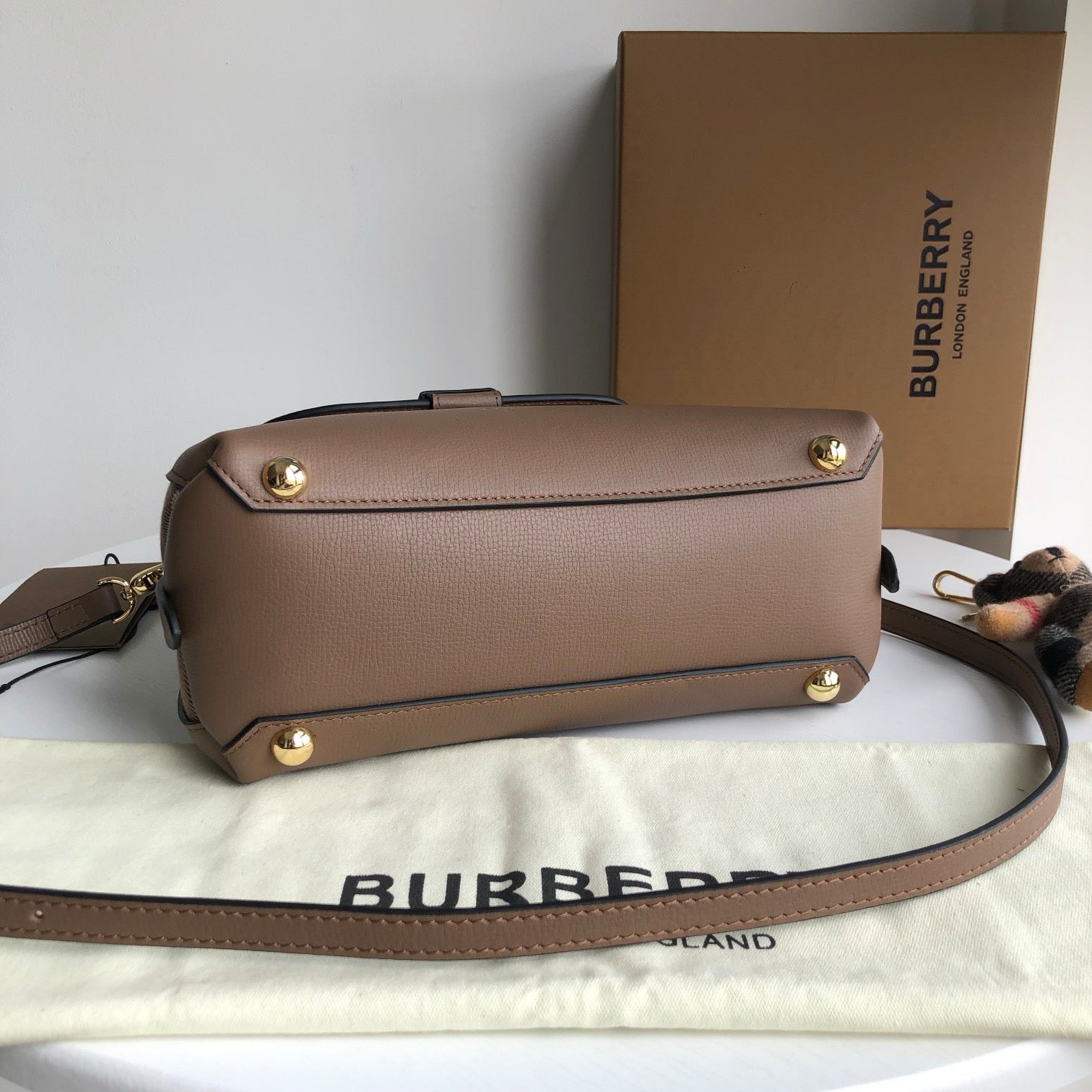 Schwarze, rote und graue Tasche