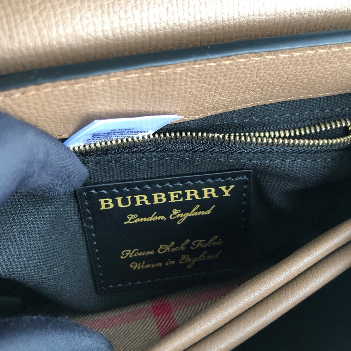 حقيبة باللون الأسود والأحمر والرمادي