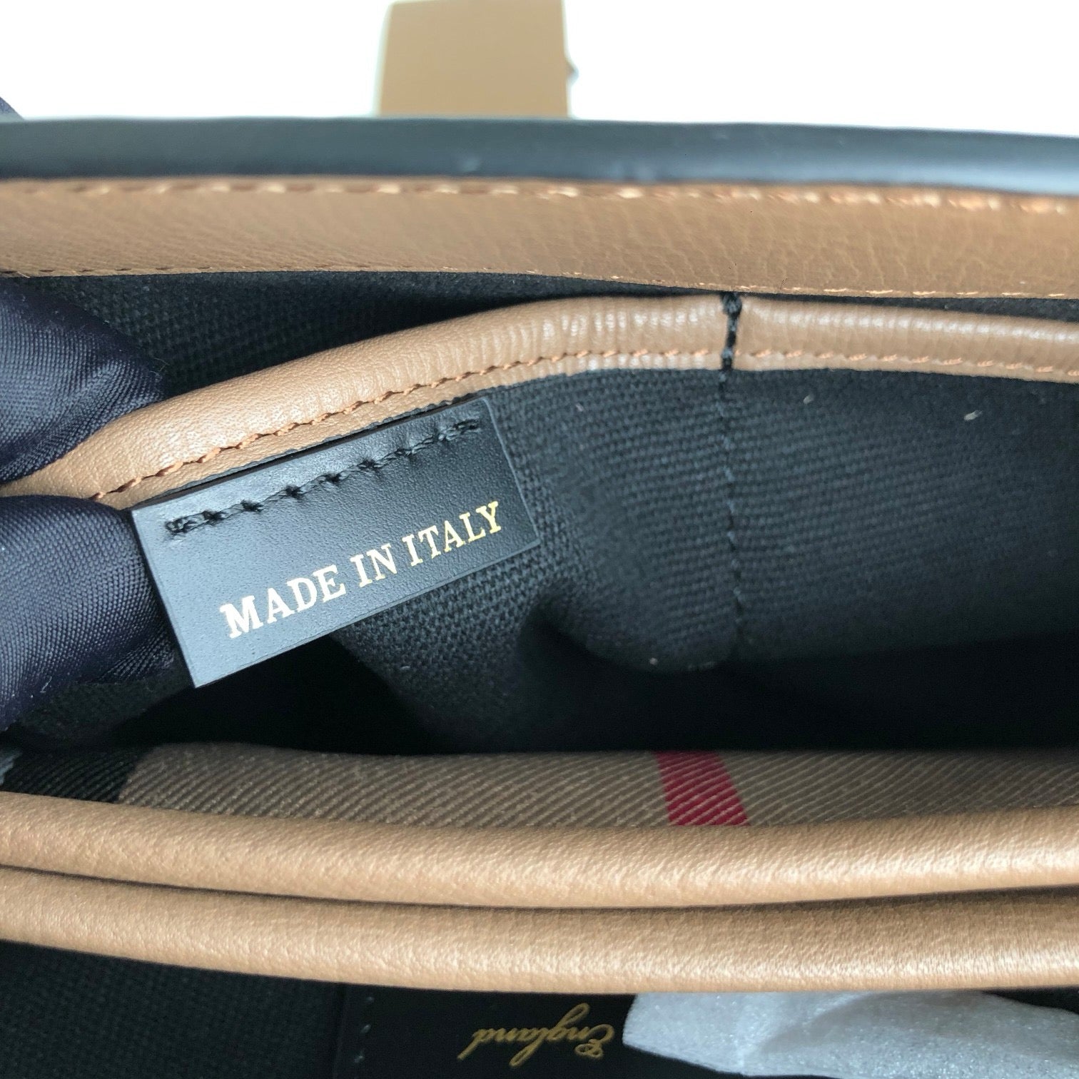 Schwarze, rote und graue Tasche
