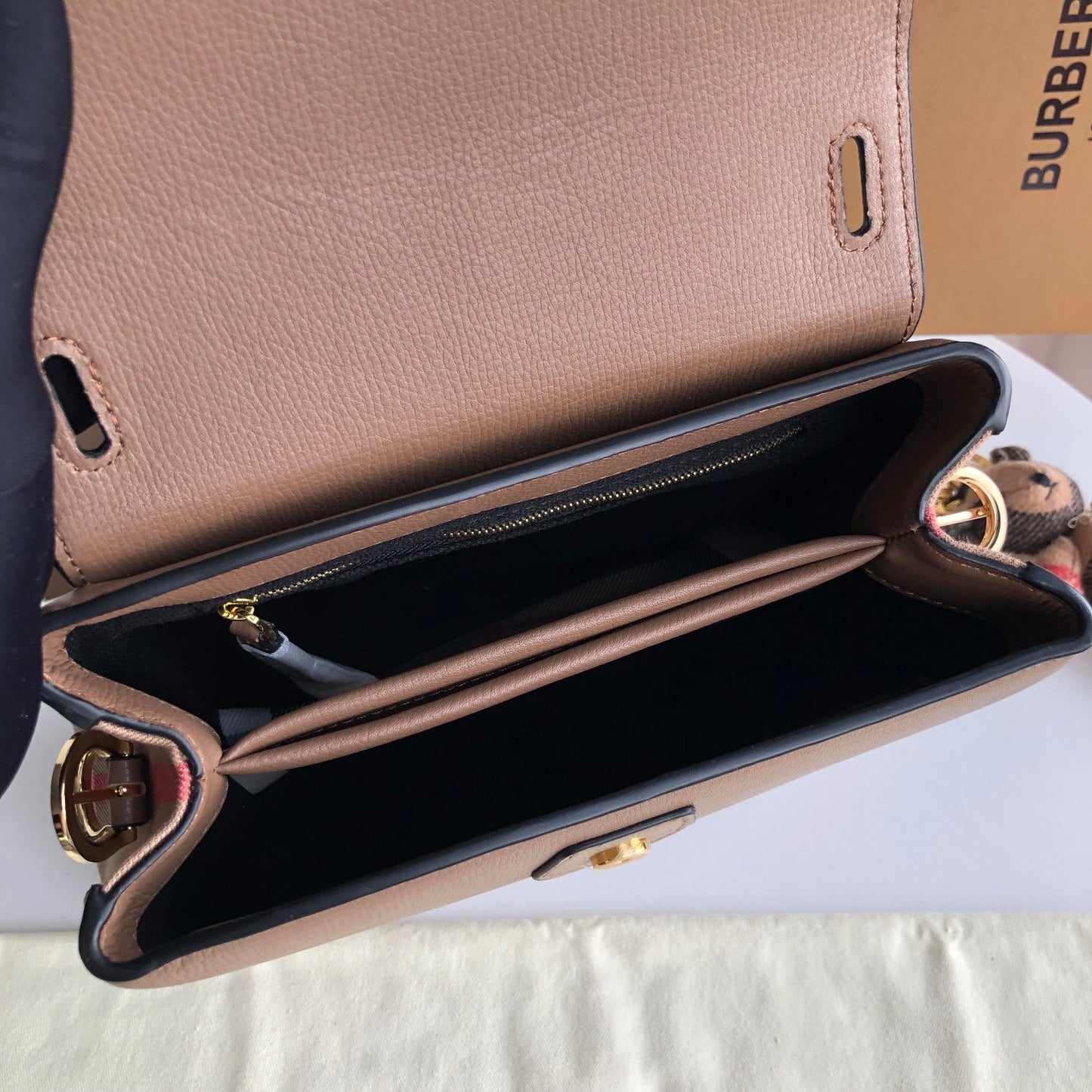 حقيبة باللون الأسود والأحمر والرمادي