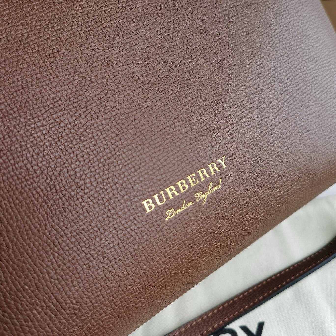 حقيبة باللون البني والأسود والأحمر