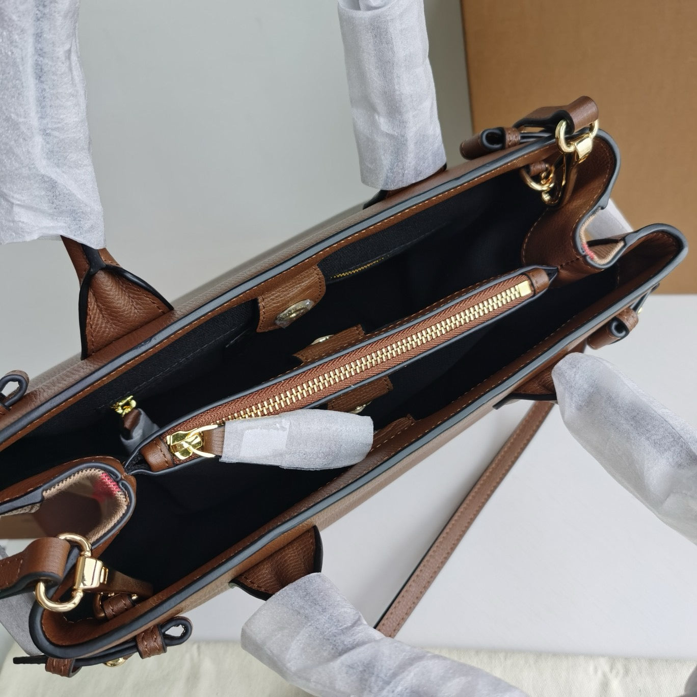 حقيبة باللون البني والأسود والأحمر