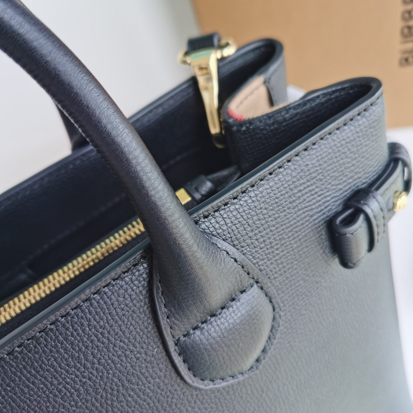 حقيبة باللون البني والأسود والأحمر