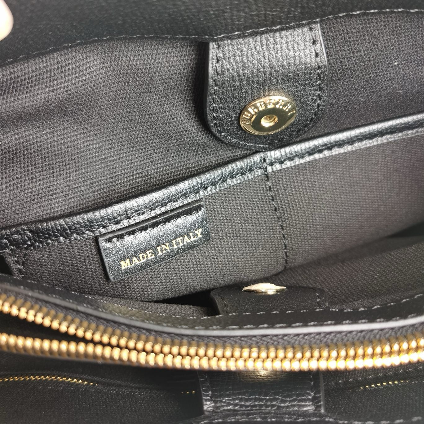 حقيبة باللون البني والأسود والأحمر