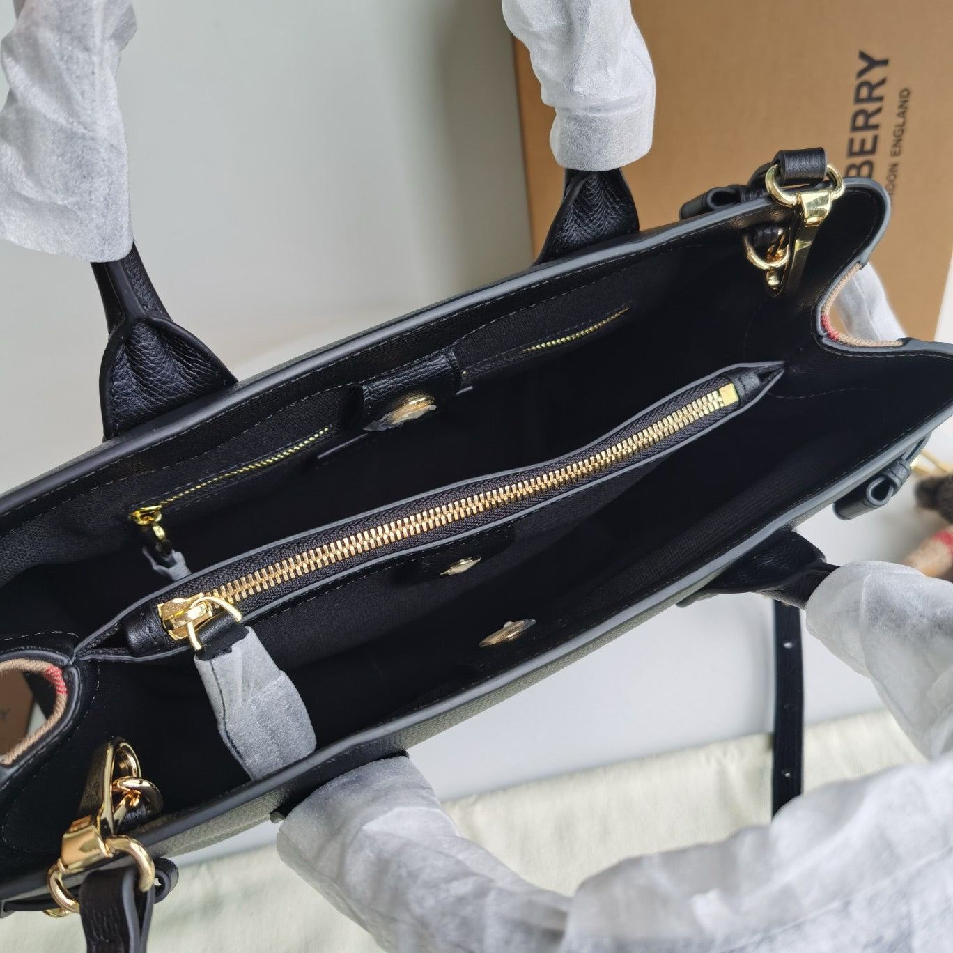 حقيبة باللون البني والأسود والأحمر