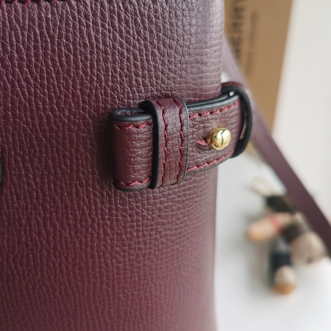 حقيبة باللون البني والأسود والأحمر