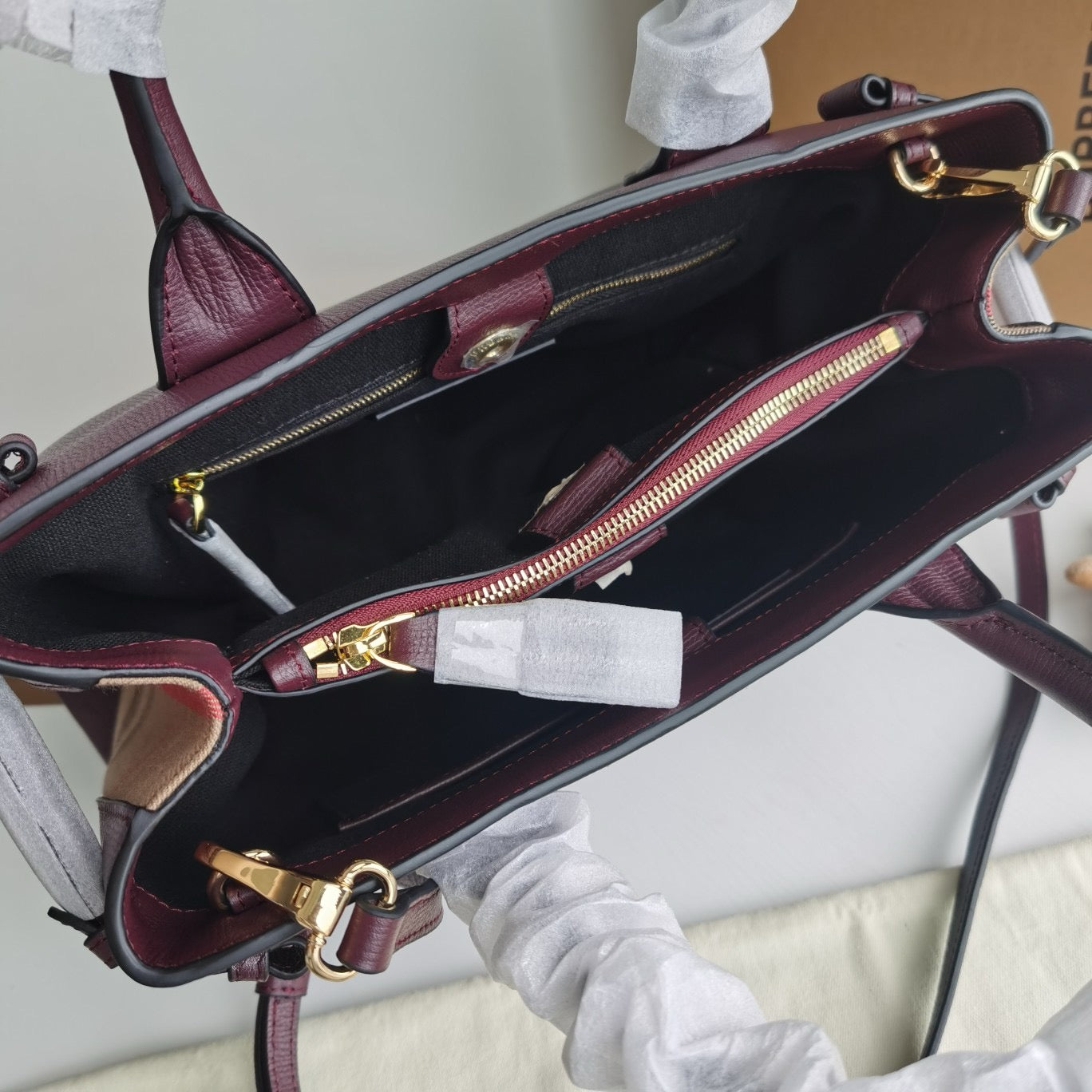 حقيبة باللون البني والأسود والأحمر