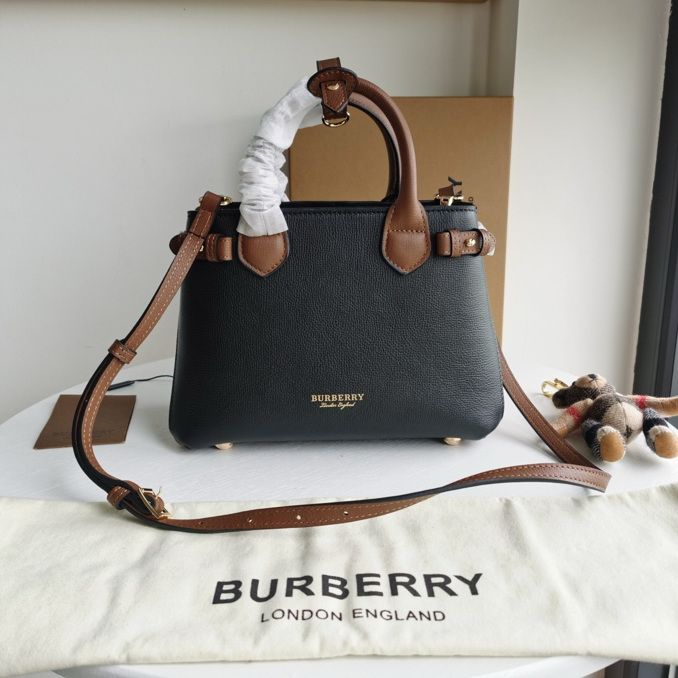 Braune, schwarze und rote Tasche