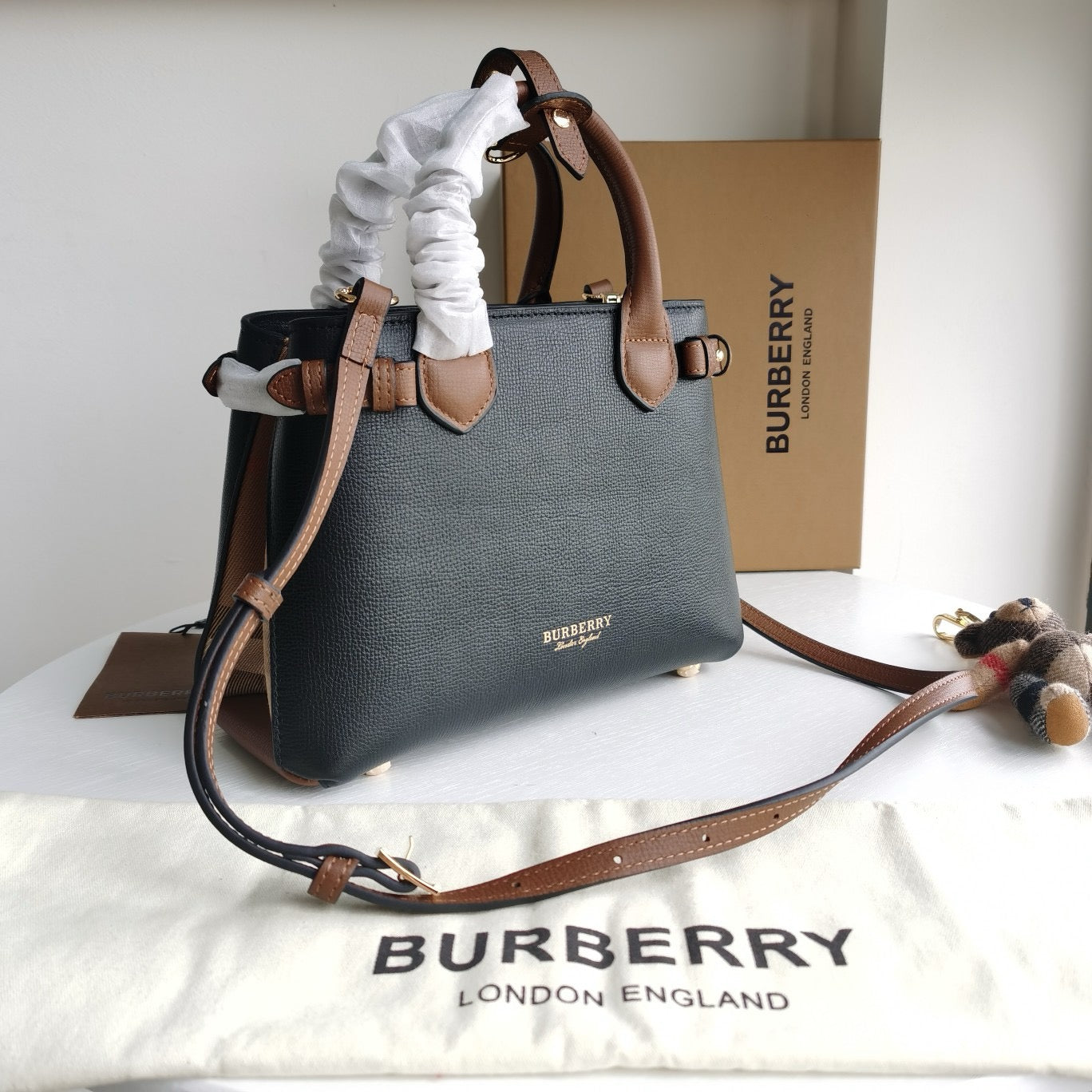 Braune, schwarze und rote Tasche