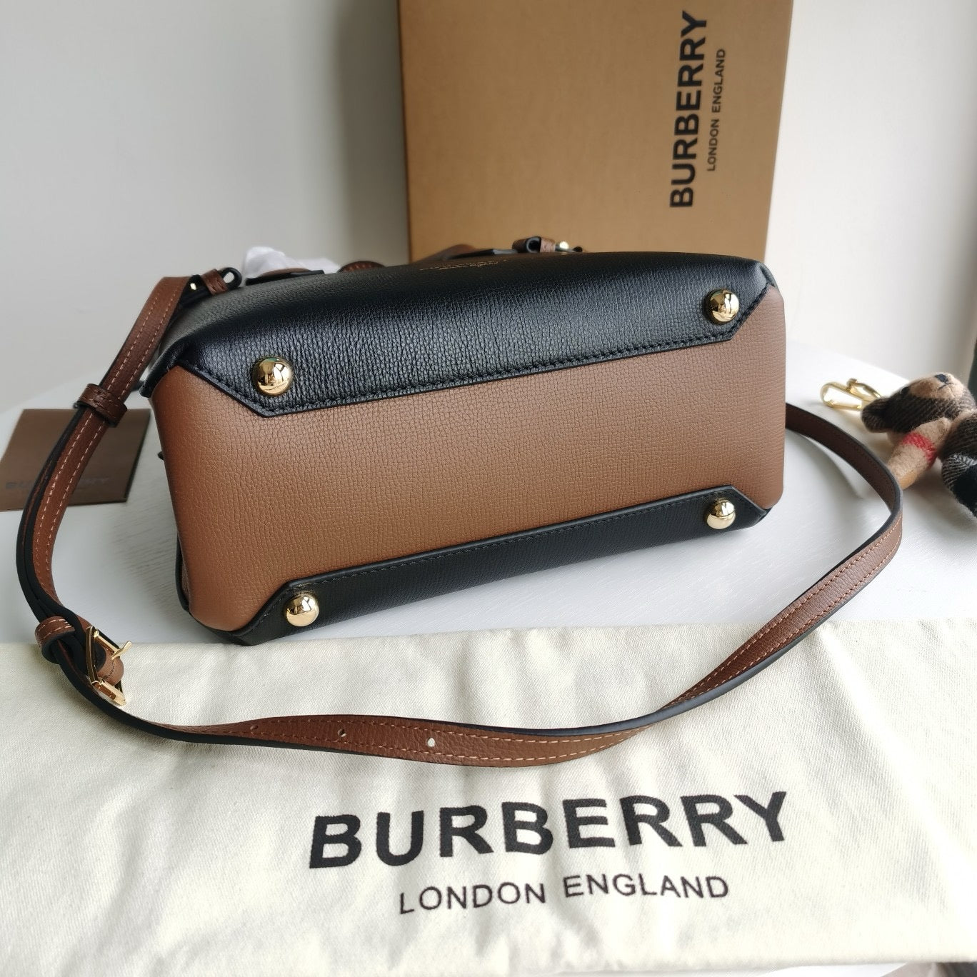 Braune, schwarze und rote Tasche