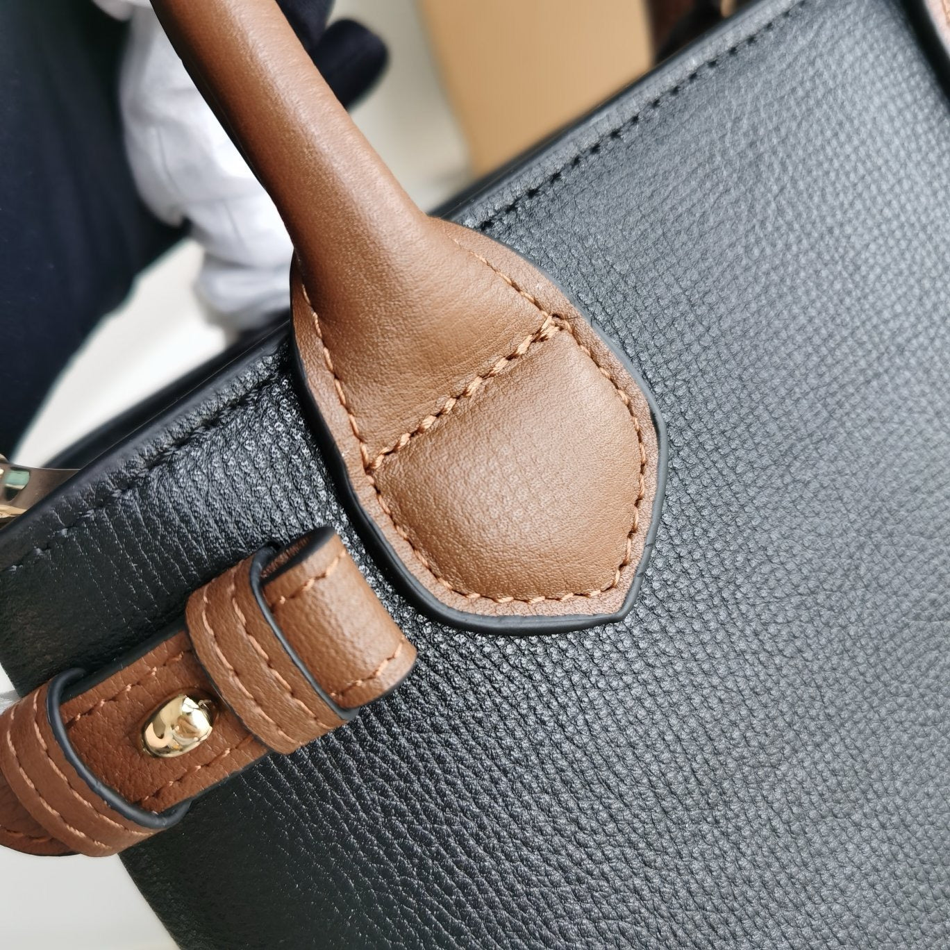 Braune, schwarze und rote Tasche