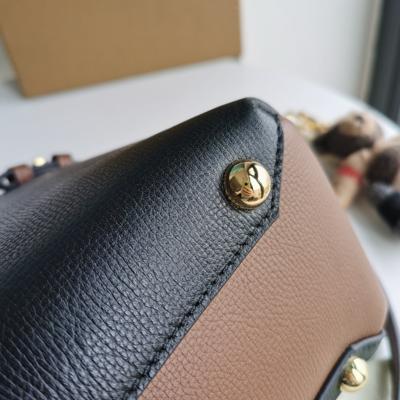 Braune, schwarze und rote Tasche