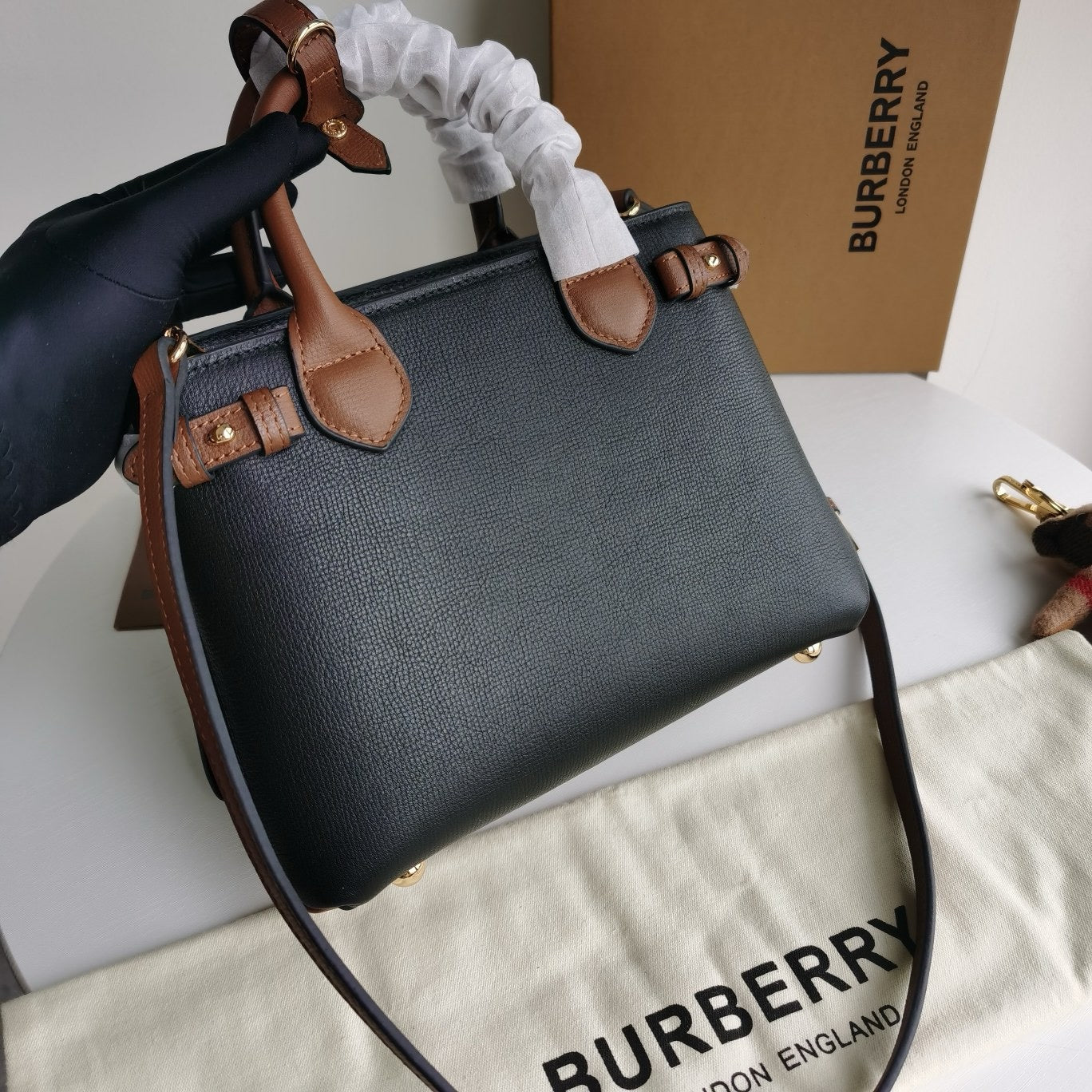 Braune, schwarze und rote Tasche