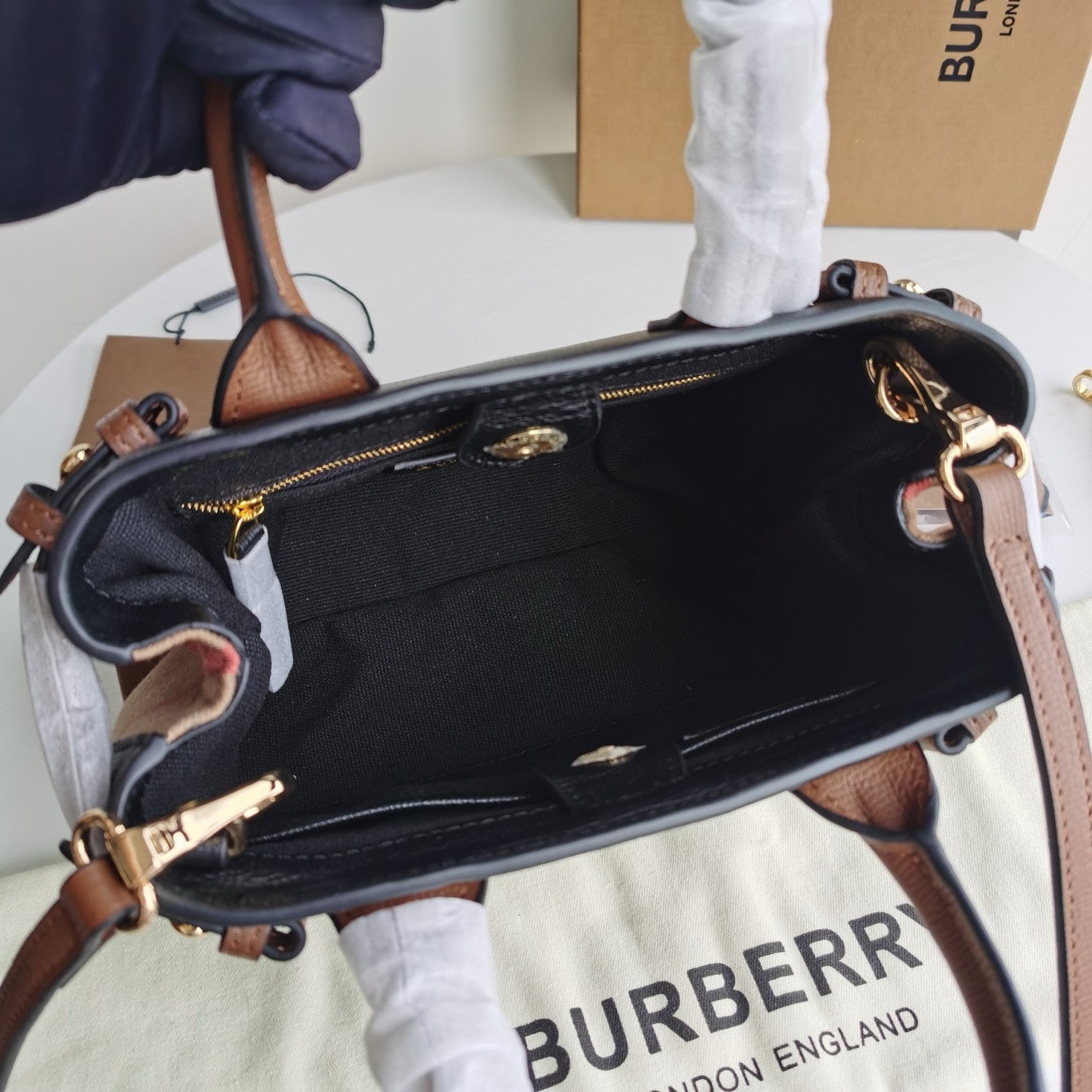 Braune, schwarze und rote Tasche
