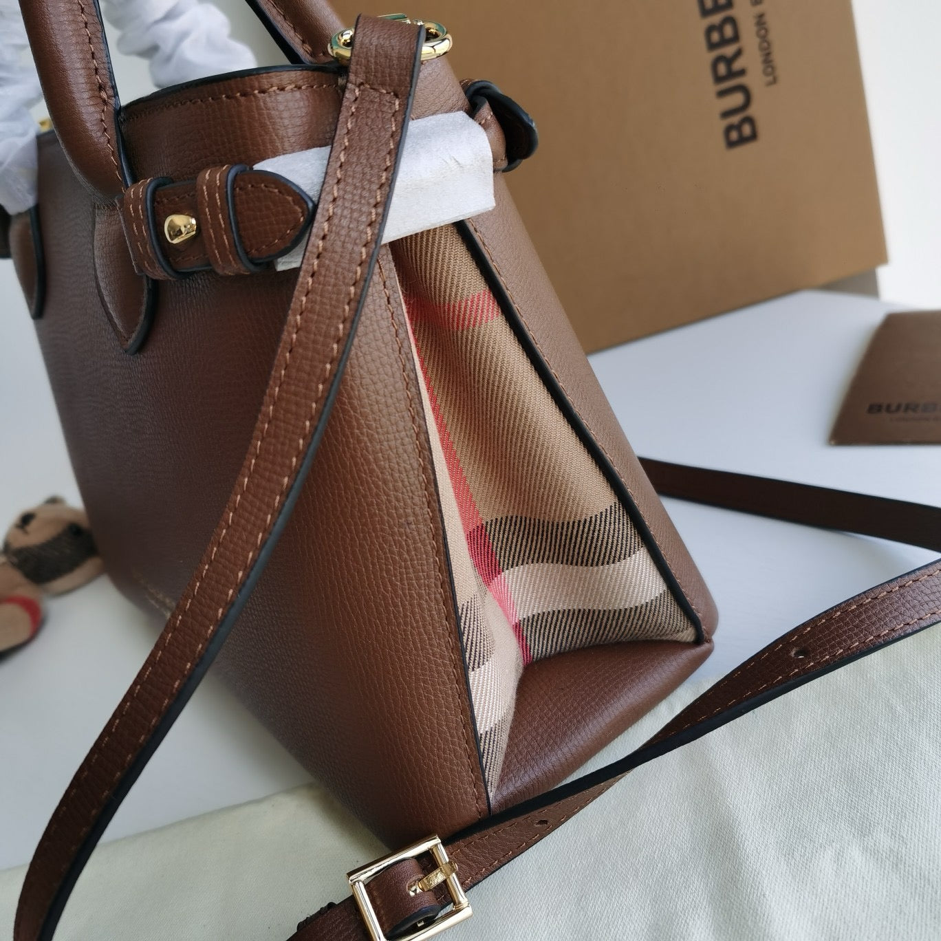 Braune, schwarze und rote Tasche