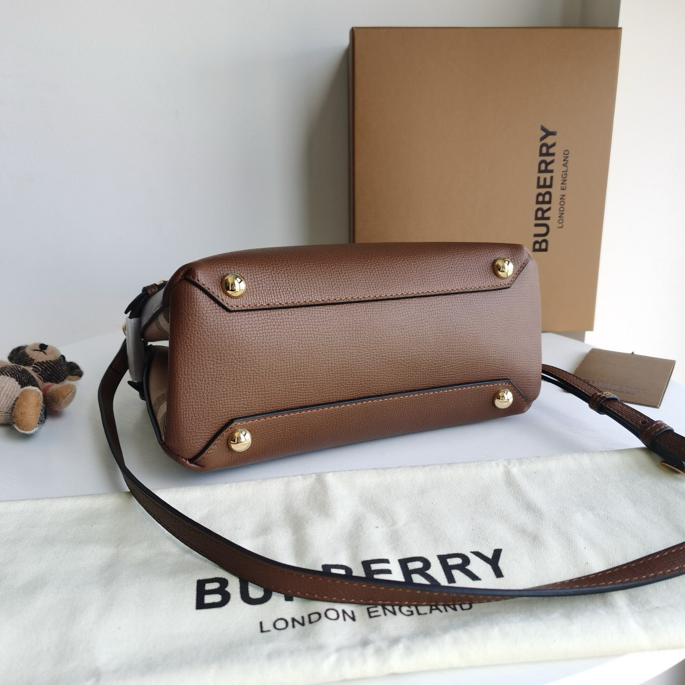 Braune, schwarze und rote Tasche