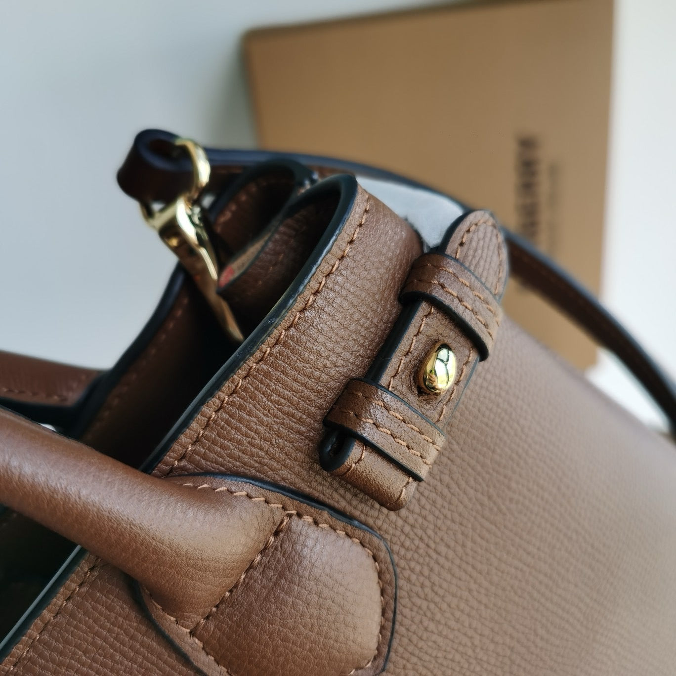 حقيبة باللون البني والأسود والأحمر