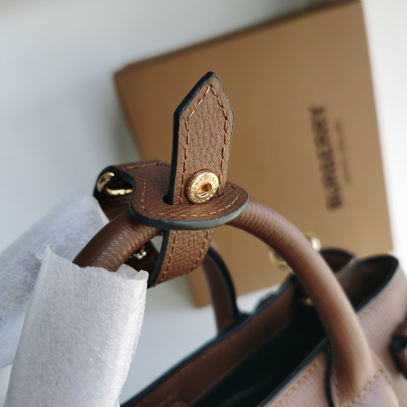 Braune, schwarze und rote Tasche