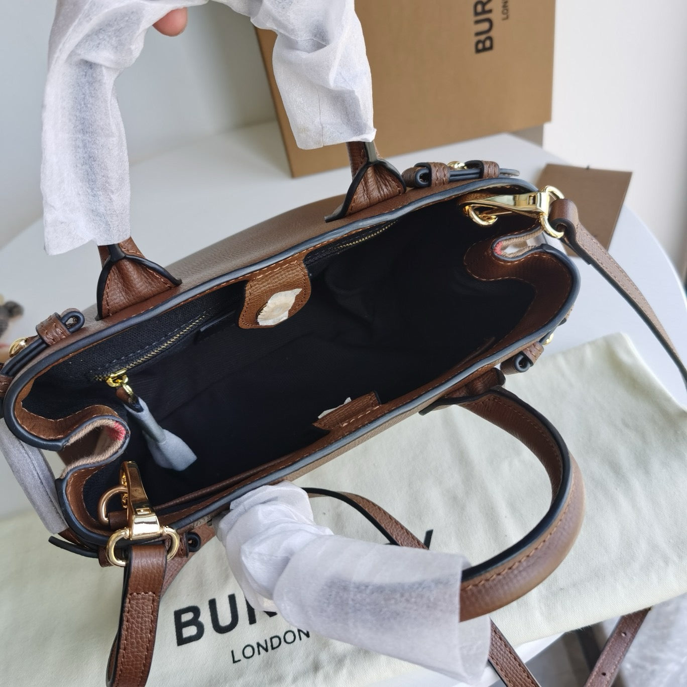 حقيبة باللون البني والأسود والأحمر