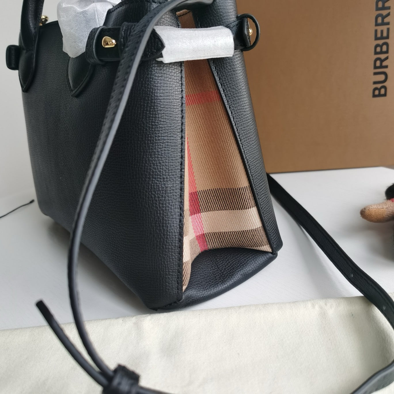 Braune, schwarze und rote Tasche
