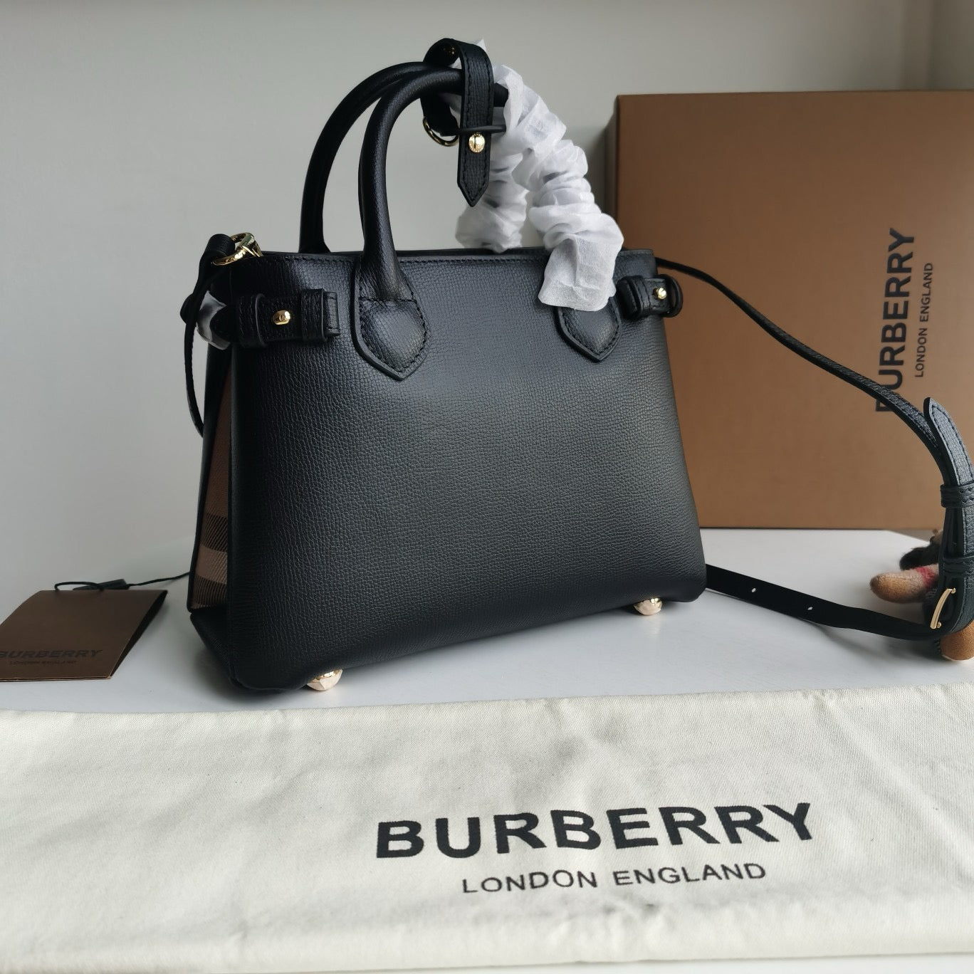 Braune, schwarze und rote Tasche