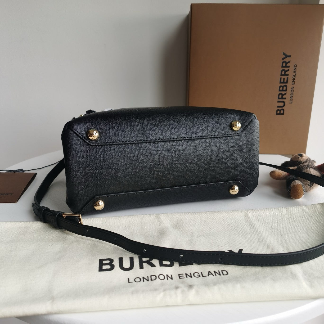 Braune, schwarze und rote Tasche