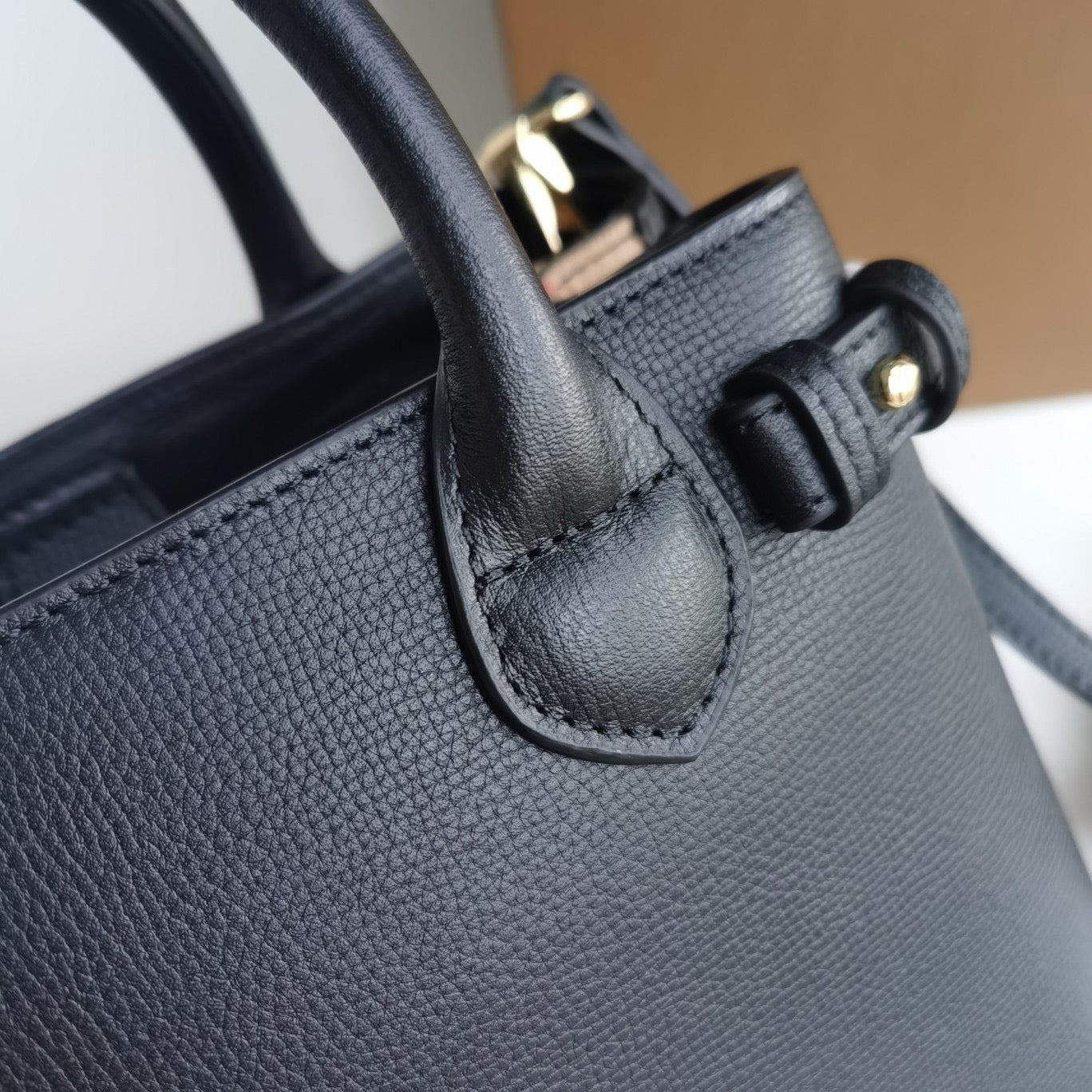 Braune, schwarze und rote Tasche
