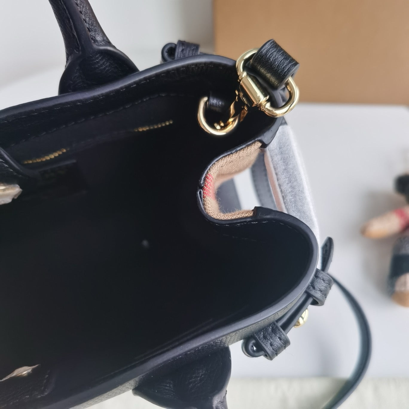 Braune, schwarze und rote Tasche